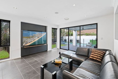 Holiday Paradise 4BR Pool BBQ Parking Near Mall N Park - Accommodation 4U 0