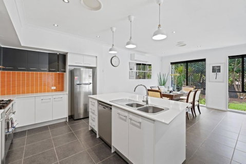 Holiday Paradise 4BR Pool BBQ Parking Near Mall N Park - Accommodation 4U 3
