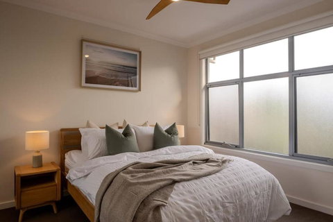 Home In Christies Beach - Accommodation 4U 0