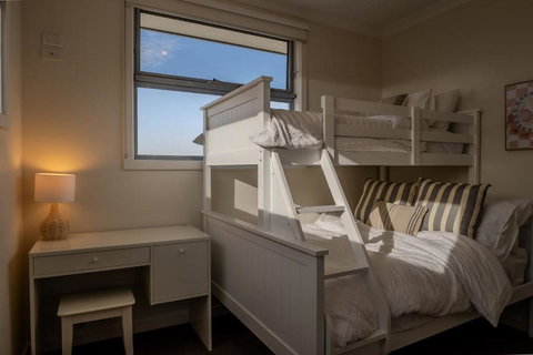 Home In Christies Beach - Accommodation 4U 1