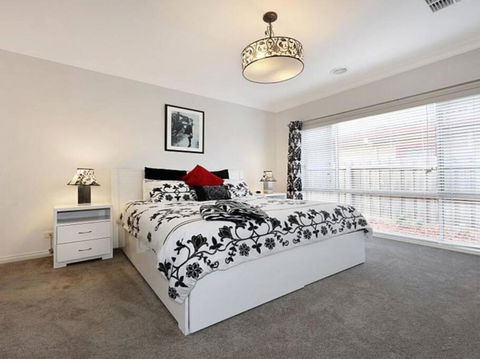 Huge Luxury Home! Mount Waverley - Accommodation 4U 3