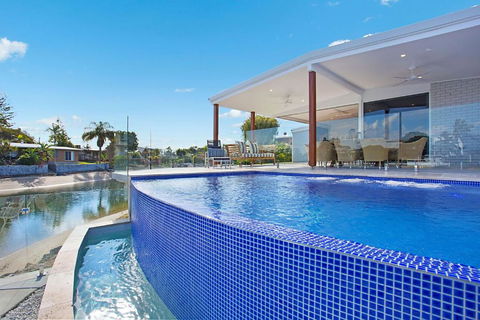 INCREDIBLE VALUE - Perfect For Large Families - Accommodation 4U 0