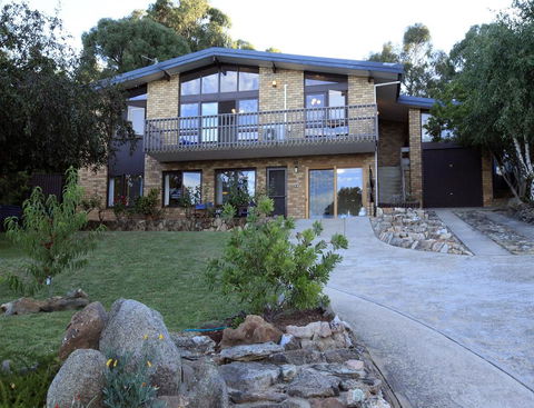 Alpine Apartment - Great Location With Views Of Lake Jindabyne - Accommodation 4U 0
