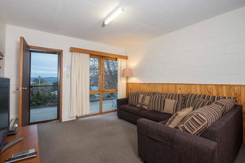 Alpine Apartment - Great Location With Views Of Lake Jindabyne - Accommodation 4U 1