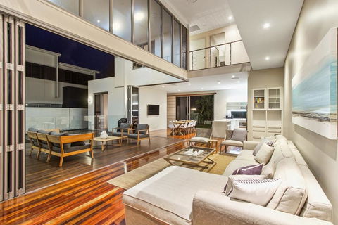 Angourie Beach House @ Corporate Boardies - Accommodation 4U 1