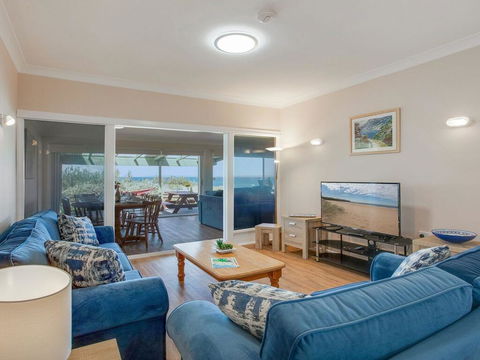 Antonio's Paradise - Spectacular Views Over Warrain Beach - Accommodation 4U 2