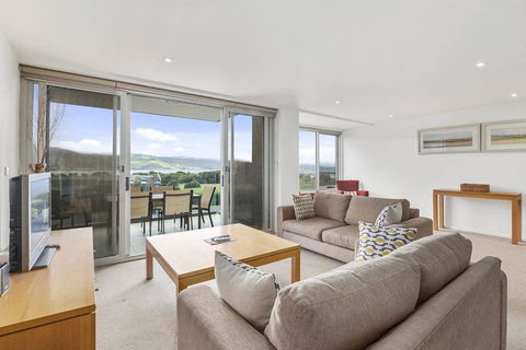 APOLLO BLUE 6 - Modern Waterfront Apartment - Accommodation 4U 0