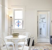 Art Deco Oasis Minutes From the City - Accommodation 4U
