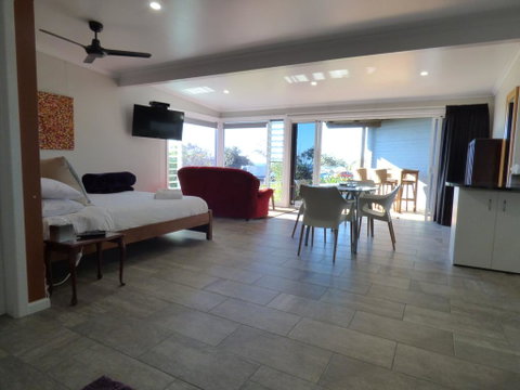 ArtHOUSE Beachfront Accommodation - Accommodation 4U 3