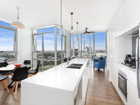 As The Sun Sets - Modern And Spacious 2BR Zetland Apartment Facing The Setting Sun - Accommodation 4U 2