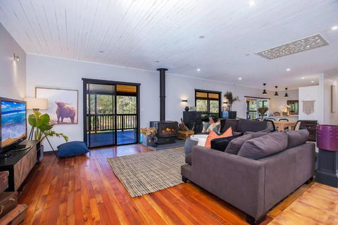 Luxury Farm House On 20 Acres - Sleeps 22 - Accommodation 4U 0