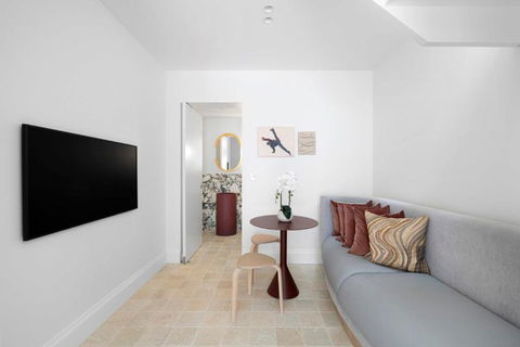 Luxury Designer Redfern House - Accommodation 4U 1