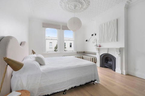 Luxury Designer Redfern House - Accommodation 4U 3