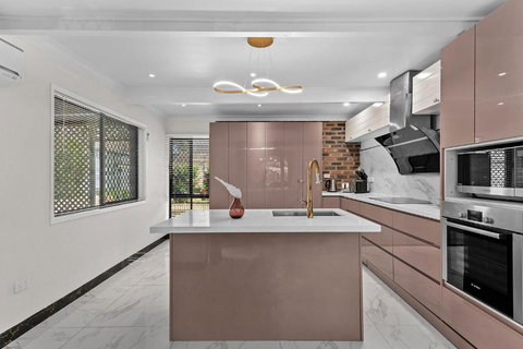 Luxury Living 2B2B In Southern Brisbane Parking - Accommodation 4U 0