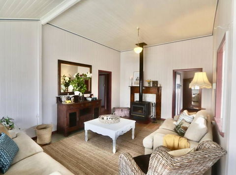 MAGNOLIA HOUSE ON THE CREEK - STANTHORPE - Accommodation 4U 1