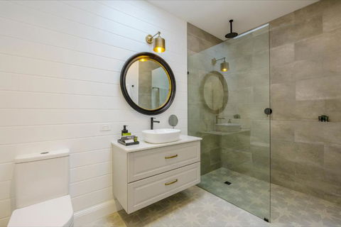 MAIN STREET RETREAT - King BRs, Comp Minibar, Breakfast Prov, Fireplaces - Accommodation 4U 2