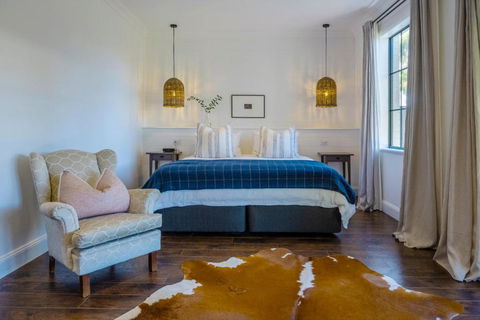 MAIN STREET RETREAT - King BRs, Comp Minibar, Breakfast Prov, Fireplaces - Accommodation 4U 0