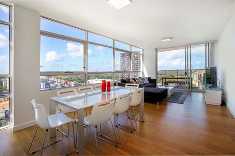 Moore To See - Modern And Spacious 3BR Zetland Apartment With Views Over Moore Park - Accommodation 4U 0