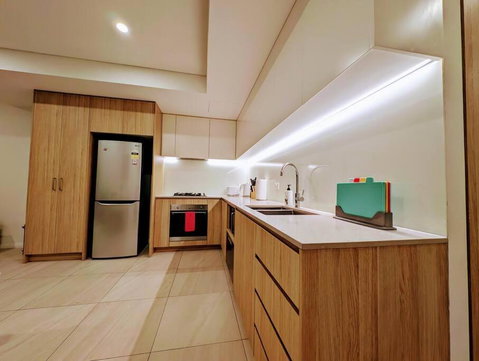 Modern 2 Bedroom Apartment Close To All Amenities! - Accommodation 4U 2