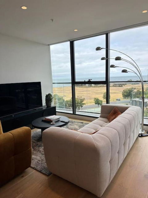 Modern 2 BRM Apt In Williamstown - Accommodation 4U 1