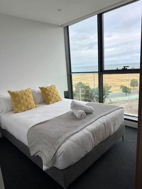 Modern 2 BRM Apt In Williamstown - Accommodation 4U 3