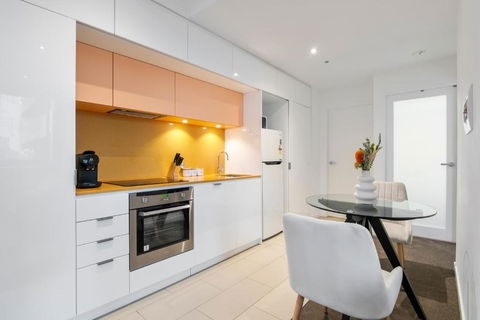 Modern 2BR Apt W City Views, Balcony & Wi-Fi - Accommodation 4U 1