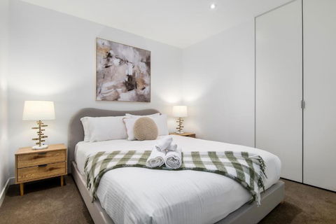 Modern 2BR Apt W City Views, Balcony & Wi-Fi - Accommodation 4U 3