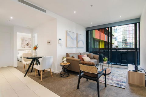 Modern 2BR Apt W City Views, Balcony & Wi-Fi - Accommodation 4U 2