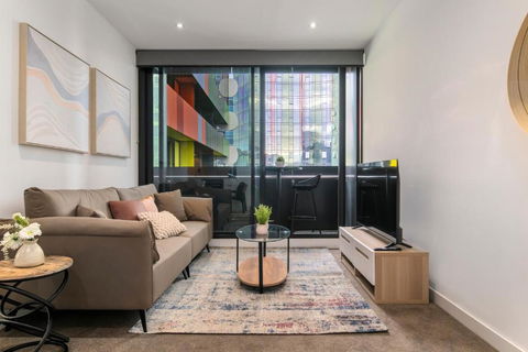 Modern 2BR Apt W City Views, Balcony & Wi-Fi - Accommodation 4U 0
