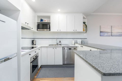 Modern And Homely 2BR Burke Crescent Apartment - Accommodation 4U 3