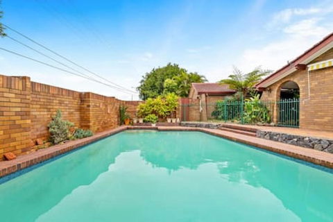 Modern Comfort Retreat 4Bed Cozy Haven W Pool - Accommodation 4U 2