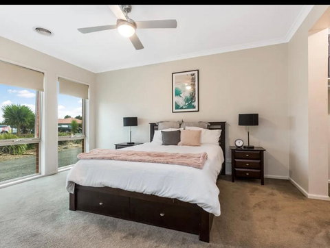 Modern Family Home With Pool - Accommodation 4U 3