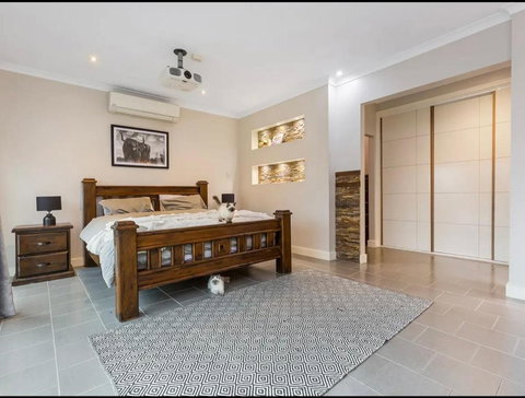 Modern Family Home With Pool - Accommodation 4U 2