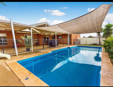 Modern Family Home With Pool - Accommodation 4U 0