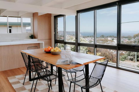Modern Home Overlooking River - Accommodation 4U 0