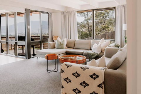 Modern Home Overlooking River - Accommodation 4U 1