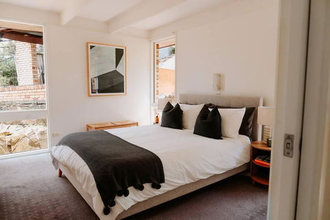 Modern Home Overlooking River - Accommodation 4U 2