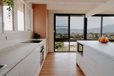Modern Home Overlooking River - Accommodation 4U 3
