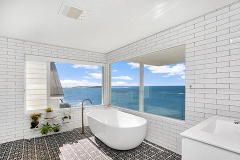 Monash Beach House - Oceanfront - Accommodation 4U 3