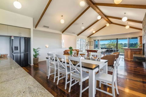 Mountain Majesty With Poolside Relaxing Getaway - Accommodation 4U 0