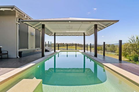 Mountain Majesty With Poolside Relaxing Getaway - Accommodation 4U 1