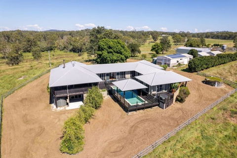 Mountain Majesty With Poolside Relaxing Getaway - Accommodation 4U 2