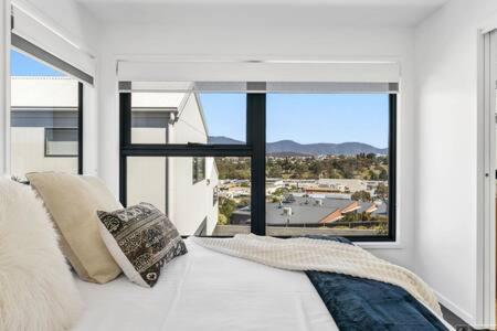 Mountain View Villa-close To Shops-10min To CBD - Accommodation 4U 2