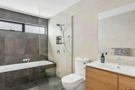 Mountain View Villa-close To Shops-10min To CBD - Accommodation 4U 1