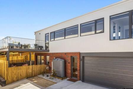 Mountain View Villa-close To Shops-10min To CBD - Accommodation 4U 3
