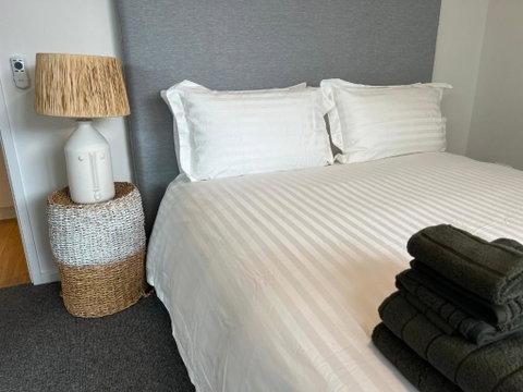 NEW BOUTIQUE 1bd Apt - Accommodation 4U 3