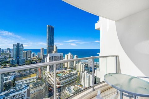 NEW Chevron Ocean Views Central Surfers. - Accommodation 4U 0