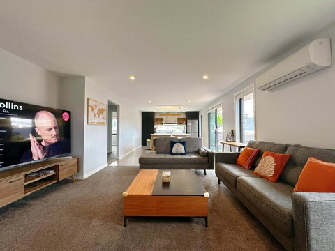 New Kingston Trampoline House - Accommodation 4U 2