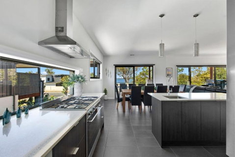 NEW - Sunrise Waters Holiday House - Accommodation 4U 1