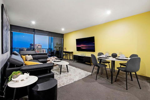 OCEAN VIEW - One Bedroom Spa Apartment - Circle On Cavill - Self Contained, Privately Managed - Accommodation 4U 2